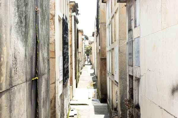 Velhas Criptas Mausoléus Caminhos Dia Ensolarado Cemitério Localizado Centro Cidade — Fotografia de Stock