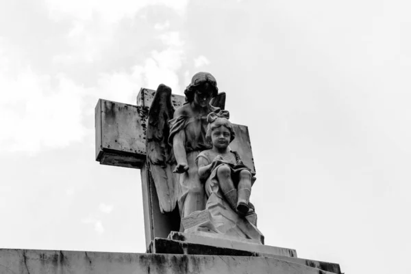 Sculpture Ange Enfant Regardant Bas Dans Tir Angle Bas Dessus — Photo