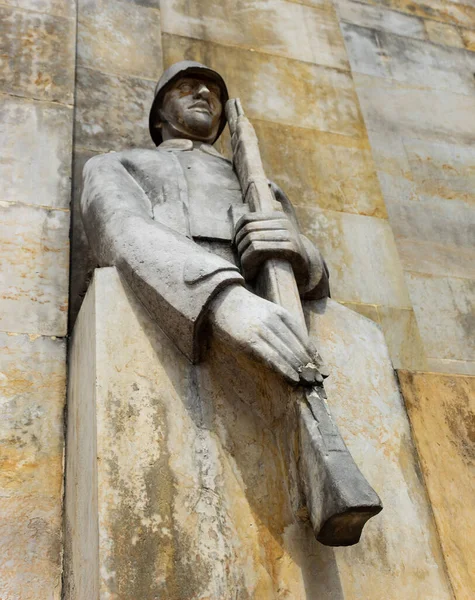 Chiuso Una Vecchia Statua Pietra Soldato Con Fucile Posizione Guardia — Foto Stock