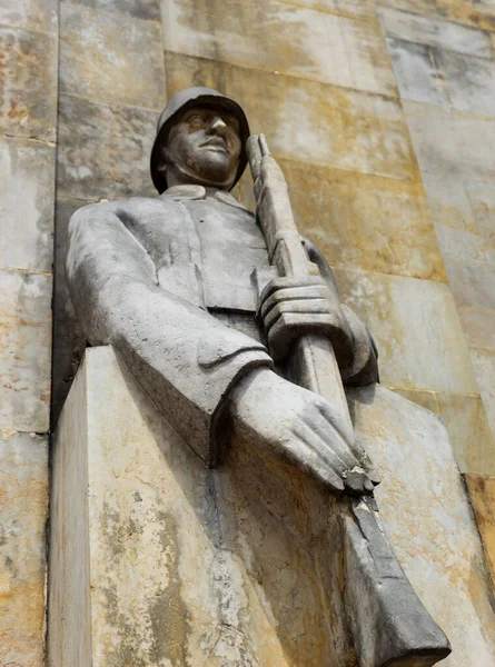 Chiuso Una Vecchia Statua Pietra Soldato Con Fucile Posizione Guardia — Foto Stock