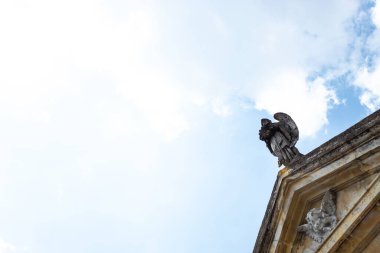 Güneş fasulyesine bakan iki melek heykeli ve bir mozolenin meleği.