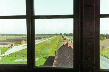 Auschwitz - Birkenau mağdurları nazi toplama kampı manzarası içeriden görülüyor.