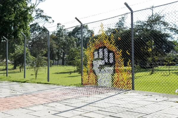 Puño Cerrado Streetart Formado Con Ropa Una Rejilla Metálica Bogotá — Foto de Stock