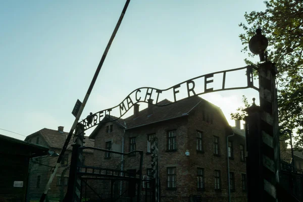 Hlavní Brána Koncentračního Tábora Osvětim Nápis Arbeit Macht Frei Znamená — Stock fotografie