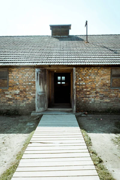 Вход Заключенных Кирпичные Казармы Освенцима Биркенау — стоковое фото