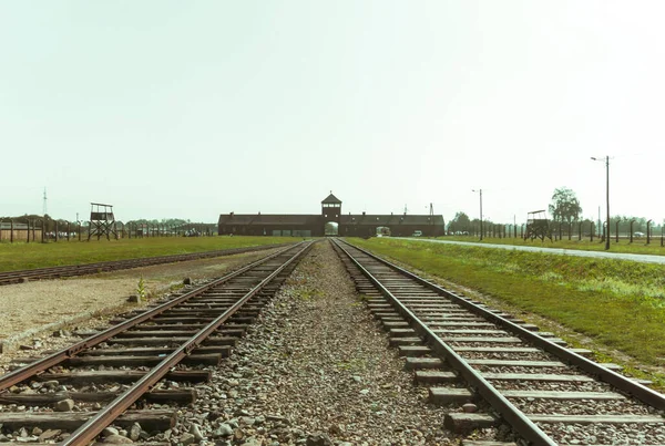 Bikernau Auschwitz Nazi集中营著名的铁路和 死亡之门 — 图库照片