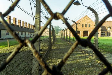 Auschwitz Elmas Metal ızgarası. Kışla ve binaların ortasında. Çifte elektrikli çit ve dikenli telle Nazi toplama kampına bağlanmış.