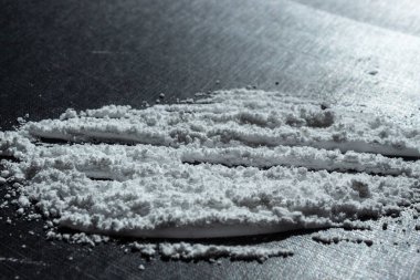 Siyah arka plan üzerinden kokain hatlarını kapatın. Uyuşturucu ve bağımlılık kavramı