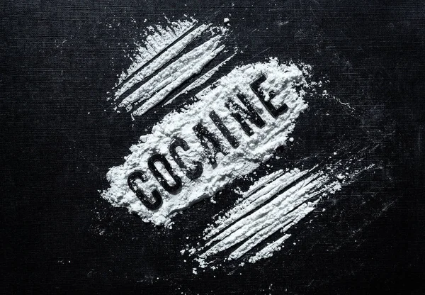 Closeup Cocaine Μαύρο Γράμματα Στη Μέση Της Λευκής Κοκαΐνης Γραμμές — Φωτογραφία Αρχείου