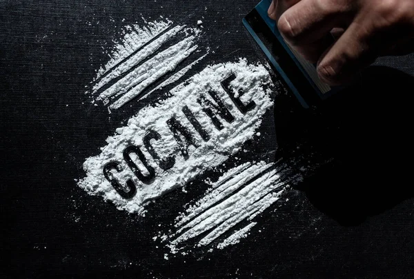 Közelkép Egy Férfi Kézhez Kék Hitelkártyával Kezében Ahogy Kokain Csíkokat — Stock Fotó