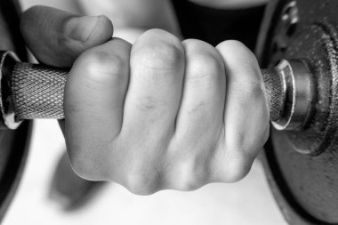 Demir 5 dambılını erkek elinin sıkmasına yakın. Spor, spor, sağlıklı yaşam, spor ve spor için ideal..