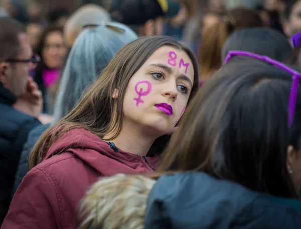 Fechado Uma Jovem Mulher Com Batom Violeta Símbolo Feminino Pintado — Fotografia de Stock