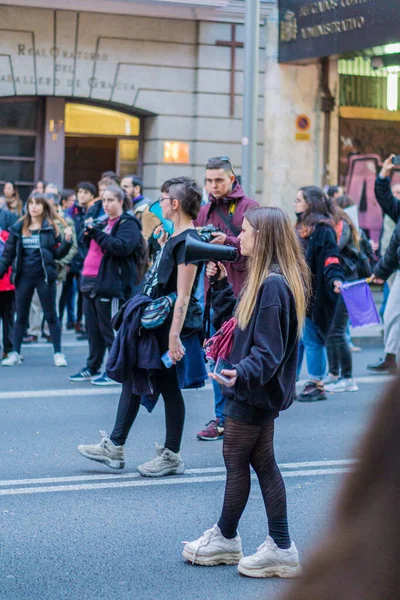 Uma Jovem Mulher Com Mulher Falando Megafone Durante Marchas Feministas — Fotografia de Stock