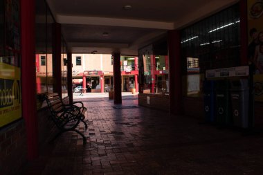 COVID19 pandemisi nedeniyle zorunlu karantina sırasında kapalı olan küçük bir alışveriş merkezinin geçişi