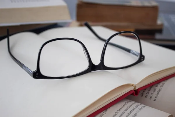 Nahaufnahme Einer Schwarzen Brille Über Einem Leeren Buch Über Einem — Stockfoto