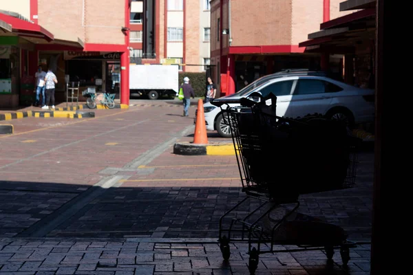 Solitario Supermercado Lleno Groseries Provisiones Cuarentena Obligatoria Debido Pandemia Covid19 — Foto de Stock