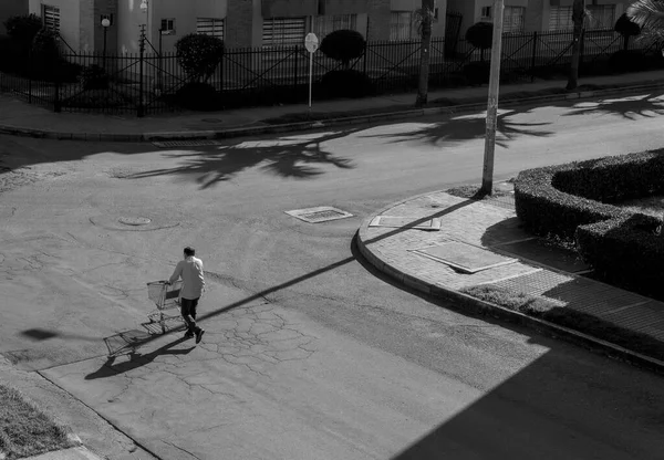Úžasný Záběr Osamělého Muže Tlačí Prázdné Auto Přes Prázdnou Ulici — Stock fotografie