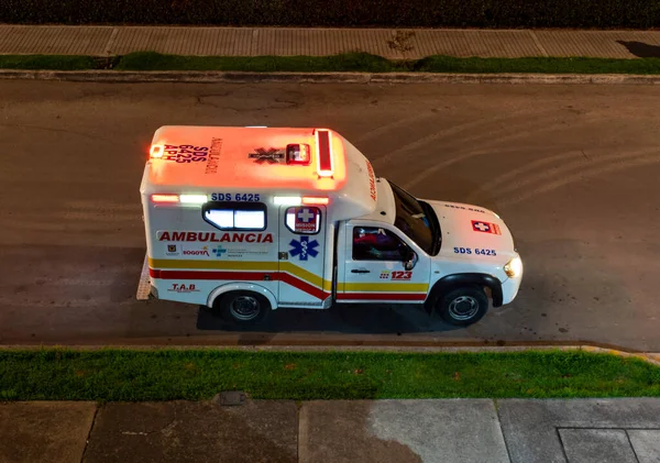 Zblízka Vládní Ambulance Před Bytovou Jednotkou Přišla Vyšetřit Podezřelého Covida — Stock fotografie