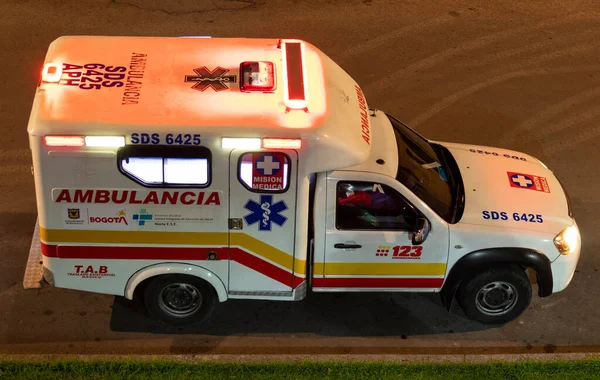 Zblízka Vládní Ambulance Před Bytovou Jednotkou Přišla Vyšetřit Podezřelého Covida — Stock fotografie