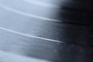 Plak sehpası üzerinde siyah bir vinil disk dokusuna yakın çekim. müzik aşığı konsepti
