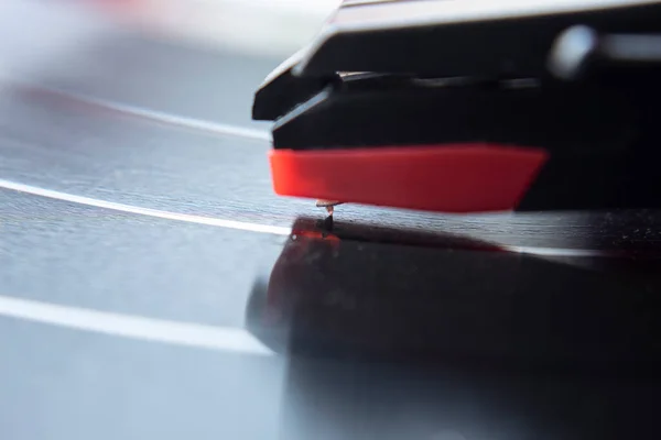 Makrofotografie Auf Roter Plattenspielernadel Und Schallplatte Mit Musik — Stockfoto