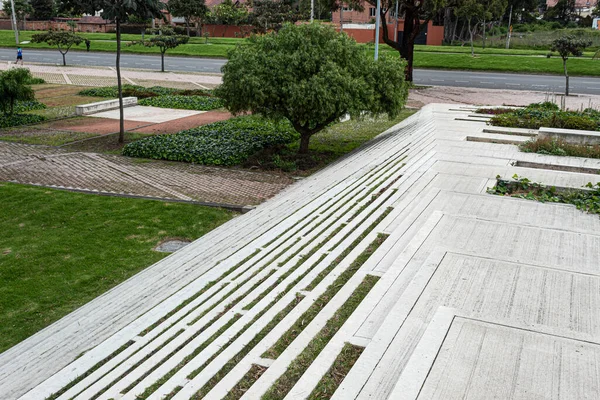 Padrão Geométrico Uma Escadaria Rua Moderna Com Jardins Verdes Árvores — Fotografia de Stock