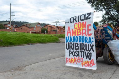 İnsanlar, zengin mahallelerdeki koronavirüs karantinasına bağlı hükümet kararlarına karşı protesto tabelaları yapan 