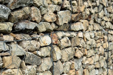Taş ya da taş duvar kağıtlı metal ızgara. Dokular ve arka planlar için ideal. inşaat kavramı
