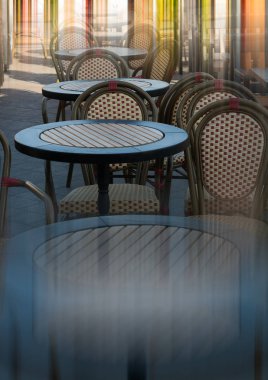 Sabah sokak kafe boş dairesel tablo arka planı.