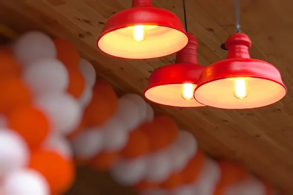 Святковий фон з червоними лампами та повітряними кулями . — стокове фото