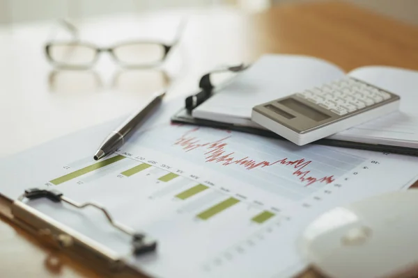 Escritorio de oficina con suministros, gráfico de análisis — Foto de Stock