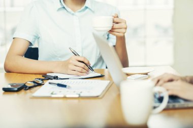 Genç kadın yazma closeup