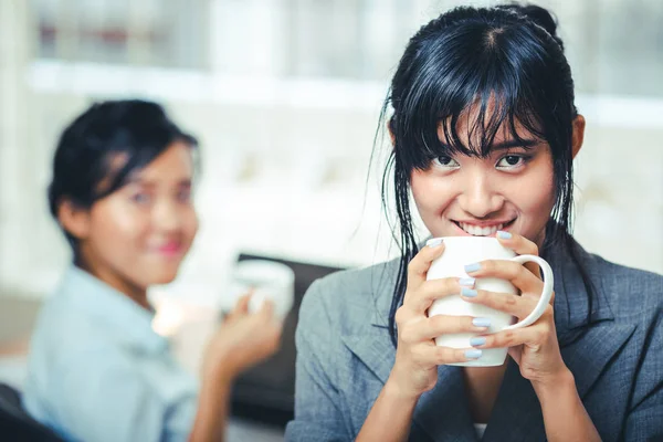 在办公室里喝咖啡休息的女企业家 — 图库照片