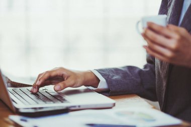 Bir dizüstü bilgisayarda yazarak eller kadın