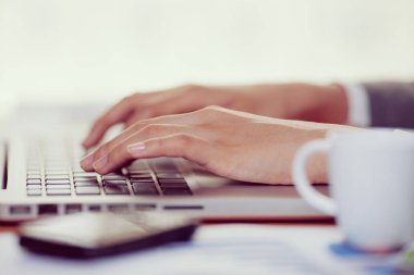 Onu laptop yazarak Closeup kadın el