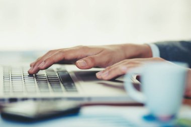 Kadın ofis ve onu laptop üzerinde çalışıyor