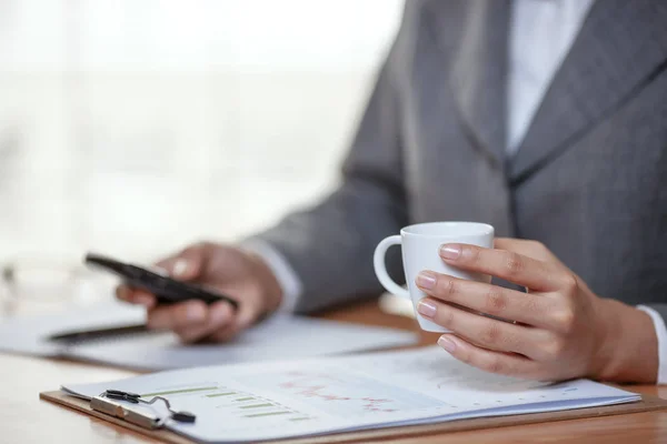 Persona de negocios haciendo una llamada telefónica — Foto de Stock