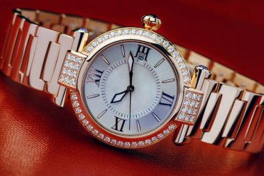 Lüks altın kol saati elmas ile dekore edilmiştir.