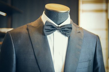 Siyah lüks smokin papyon ile