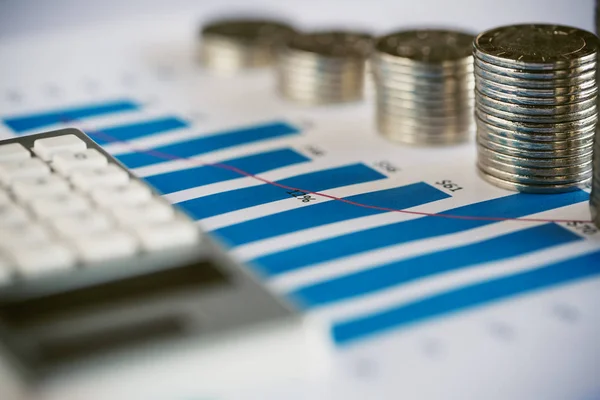 Pila de moneda con gráfico de barras — Foto de Stock