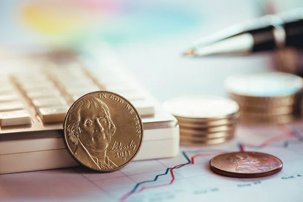 Graf analýzy s mincí, Kalkulačka a pera — Stock fotografie