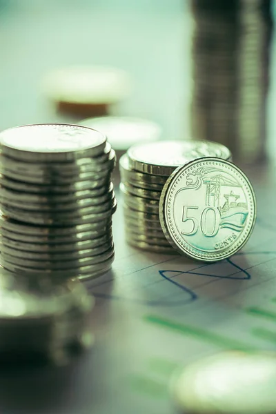 Finansiella investeringar koncept med mynt och Graf Royaltyfria Stockbilder