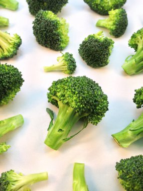 Brokoli beyaz arkaplanda izole edildi