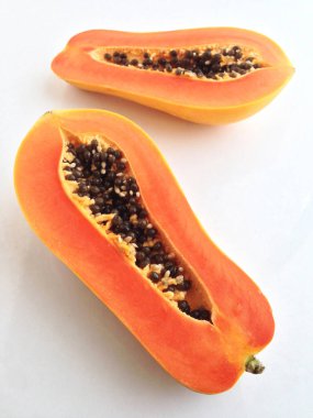 Beyaz arka planda tatlı papaya dilimleri