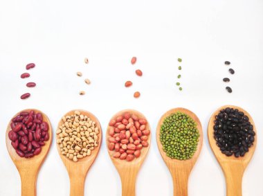 fasulye ve bezelye beyaz arka plan üzerinde