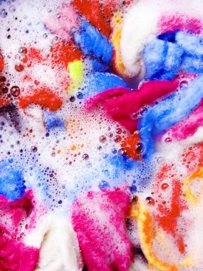 Temiz, renkli bir kumaş yıkama önce emmek