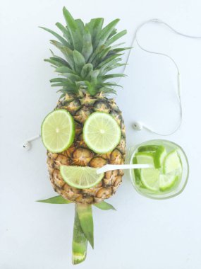 ananas ağız ve kireç yapılan göz ile