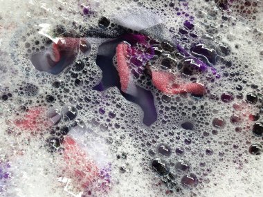 Temiz, renkli bir kumaş yıkama önce emmek