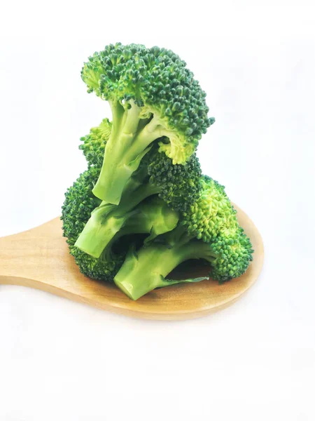 Broccoli på träsked — Stockfoto