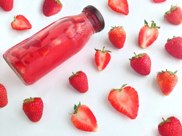Frische Erdbeeren trinken — Stockfoto